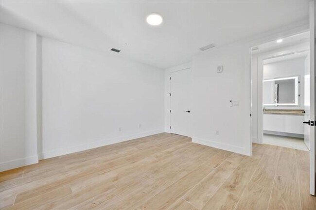 Building Photo - 3034 Oak Ave
