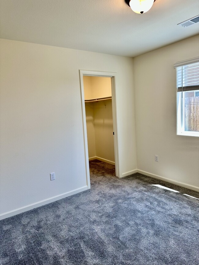 Building Photo - 677 Country Pl