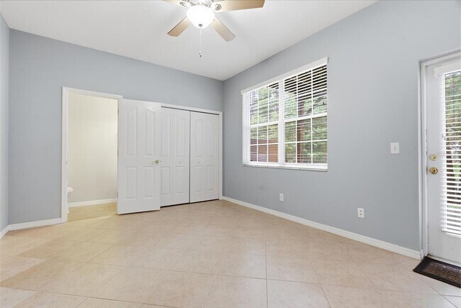 Building Photo - 3011 Pointeview Dr