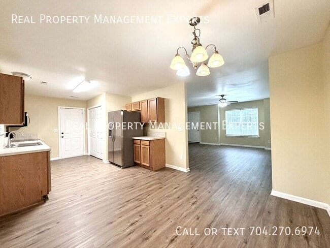 Building Photo - 4025 Oakwood Rd