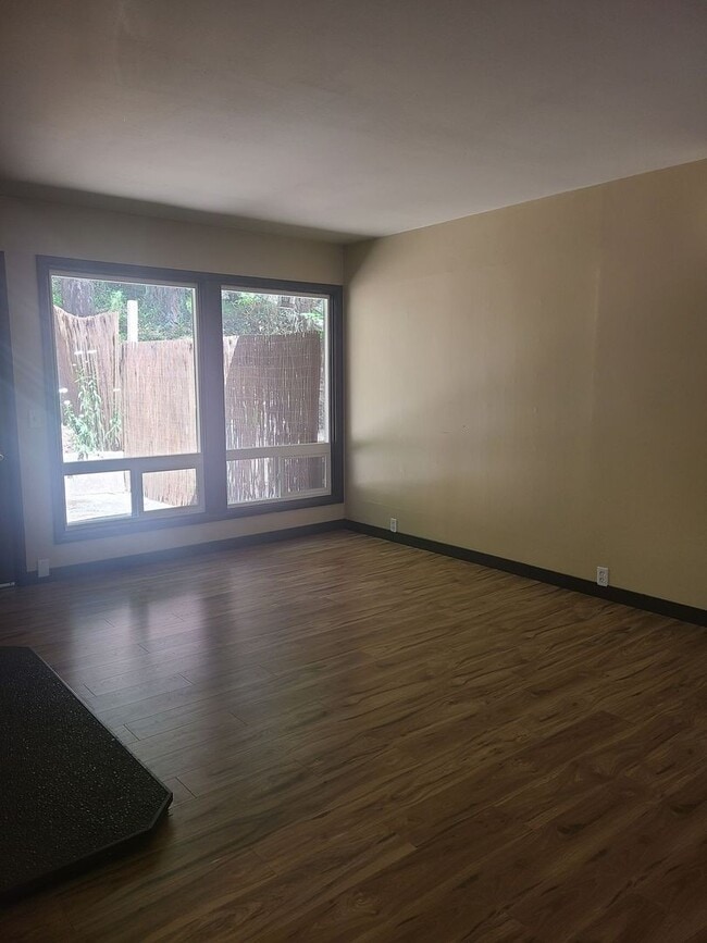 Building Photo - Charming 2 bedroom, 1 bath duplex near Ros...