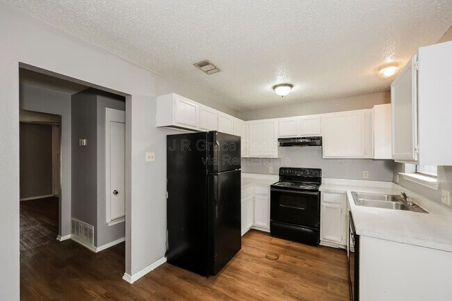 Building Photo - 5927 Shadydell Dr