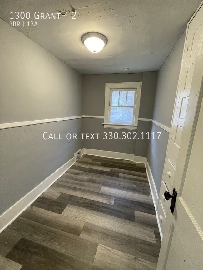 Building Photo - Second level Three bedroom One bathroom ap...