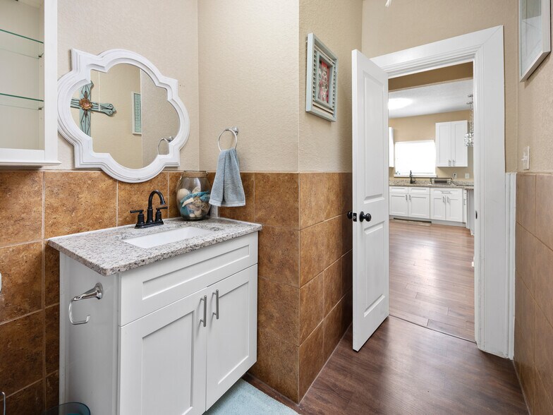 Building Photo - 1826 W French Pl