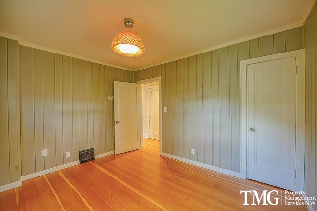 Building Photo - 3 BD SW Portland Home Near Multnomah Village