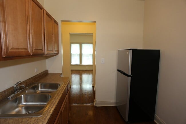 Building Photo - 4712 N Racine Ave