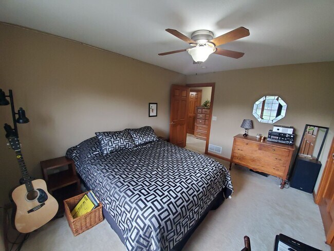 Building Photo - Menomonee Falls 4 bedroom