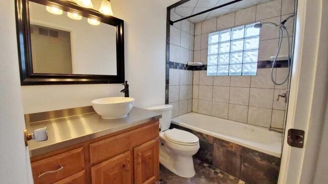 Building Photo - 3 Bd 1.5 Bath Home