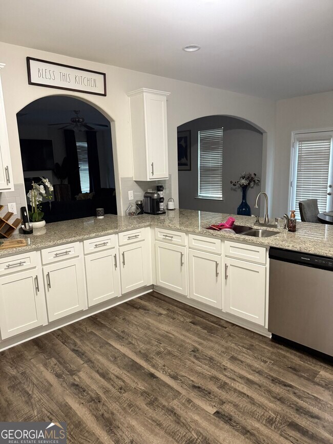 Building Photo - 232 Sophie Cir