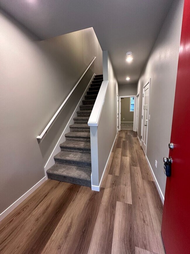 Building Photo - 4 Bedroom / 4 bath New Townhome. Every bedroom is its own Master Suite with your own full bathroo...