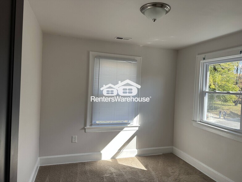 Building Photo - 3703 Parkside Dr