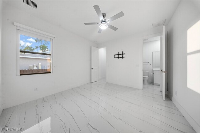 Building Photo - 1124 NE 35th Ln