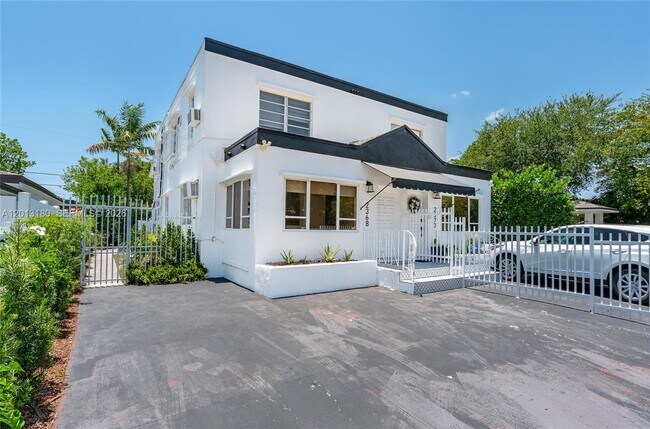 Building Photo - 2368 SW 26th St