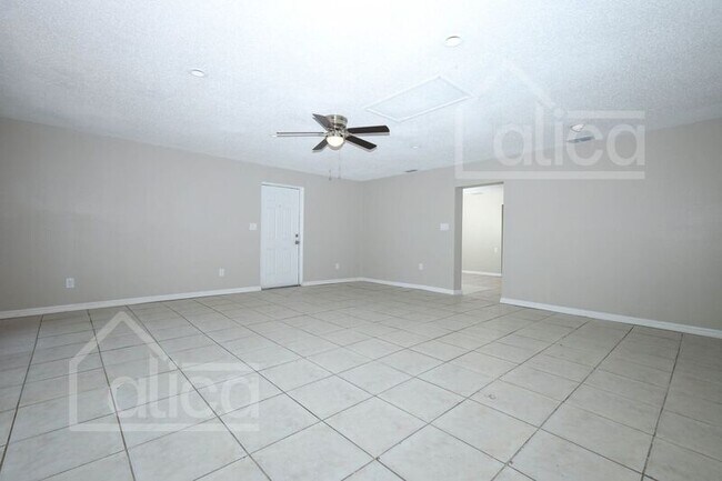 Building Photo - 4006 Luan Dr