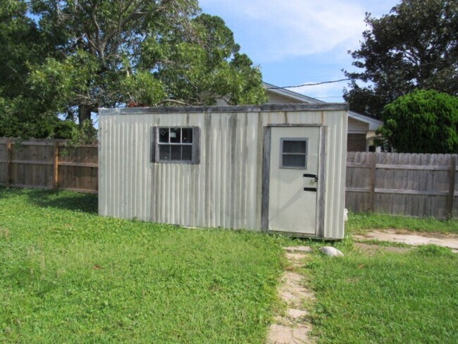Building Photo - Convenient Northeast location!