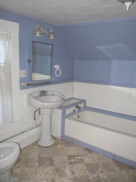 upstairs, full bathroom - 630 Prospect Ave