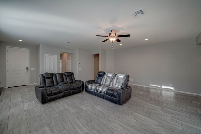 Building Photo - 7636 W Quail Track Dr
