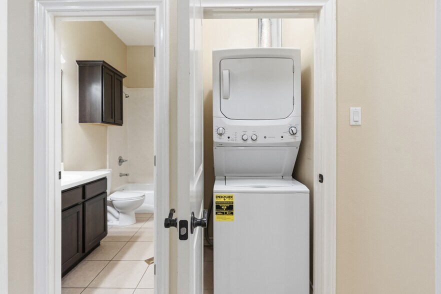 Building Photo - 722 Wellington Ave