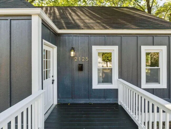 Building Photo - Cape Cod Style 3 Bedroom Home - Newly Remodeled All Throughout!