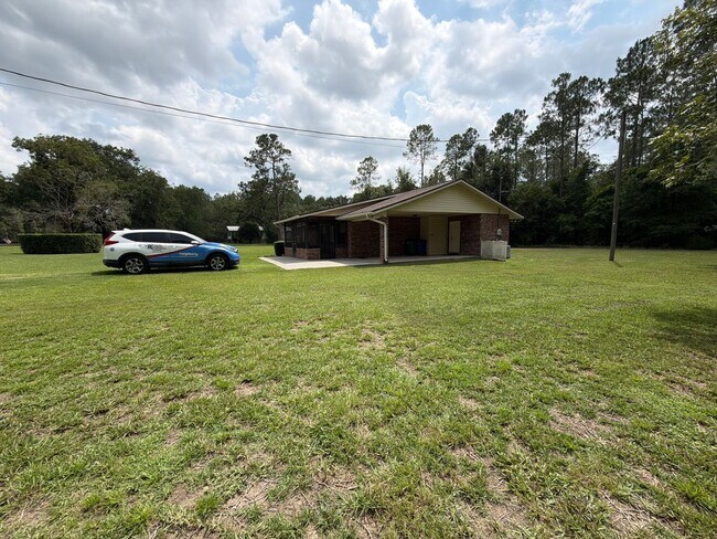 Building Photo - Newly renovated, new painted on large lot - mowing included in rent!