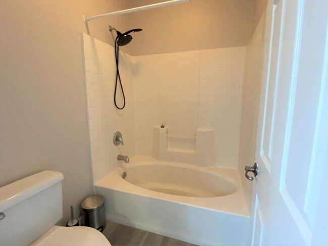 Building Photo - Oceanside stunner - 3 bedroom townhome available now!