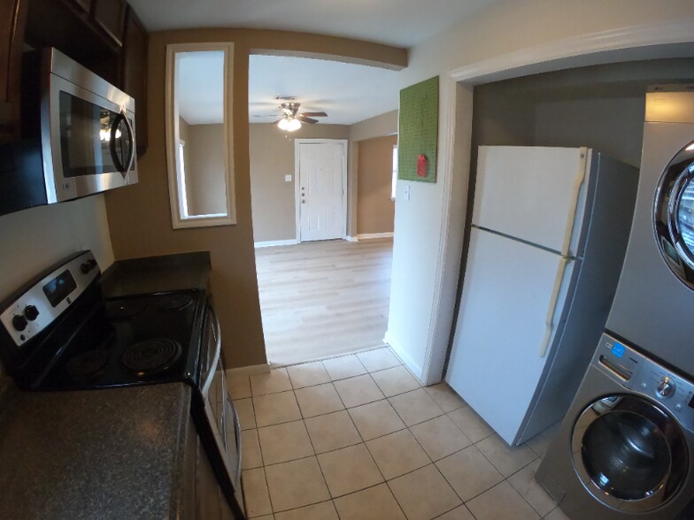 Building Photo - 404 Manuel Dr