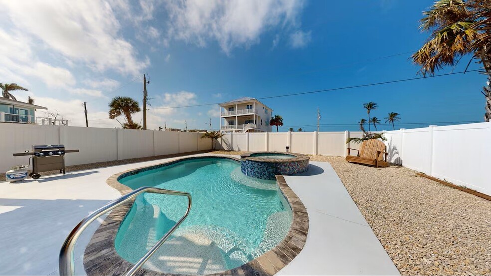 Building Photo - 5560 Palmetto St