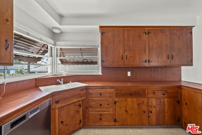 Building Photo - 100 E Kenneth Rd