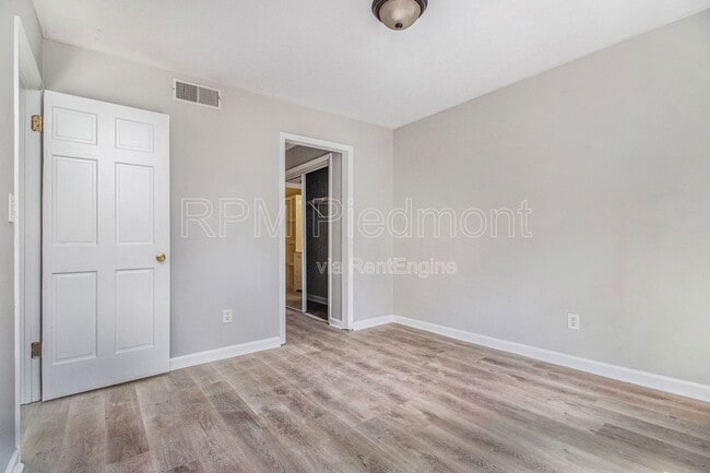 Building Photo - 2805 Northeast Expy