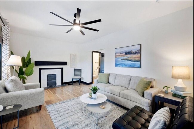 Building Photo - Beautifully Updated 3-Bedroom Home on a Co...