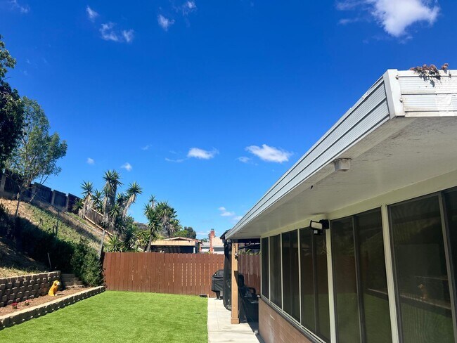 Building Photo - 3 bedroom, 2 bath with 2 bonus rooms and huge fenced yards!