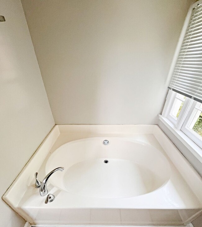 Building Photo - Beautiful 3 Bedroom Home