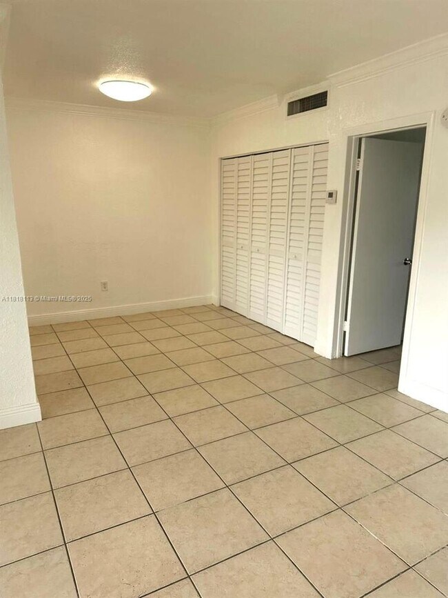 Building Photo - 3905 SW 78th Ct