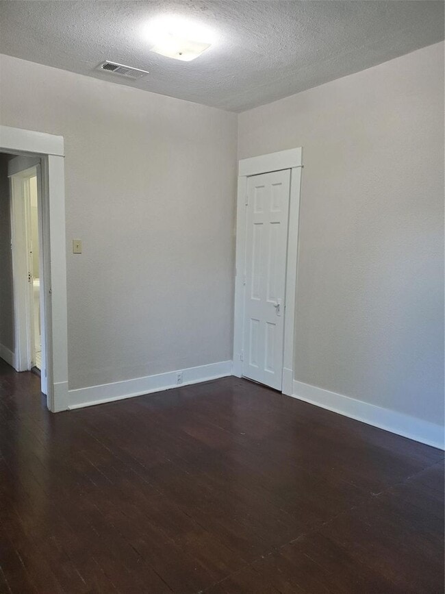 Building Photo - Spacious 3 Bed, 1 Bath Near Historic Fairmount- 76104