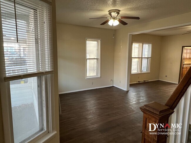 Building Photo - 813-815 S Summit Ave