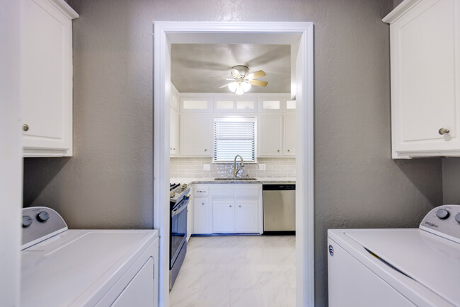 Building Photo - 809 Teal Pl
