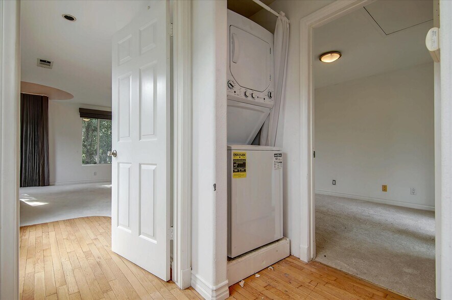 Building Photo - 8527 Wonderland Ave