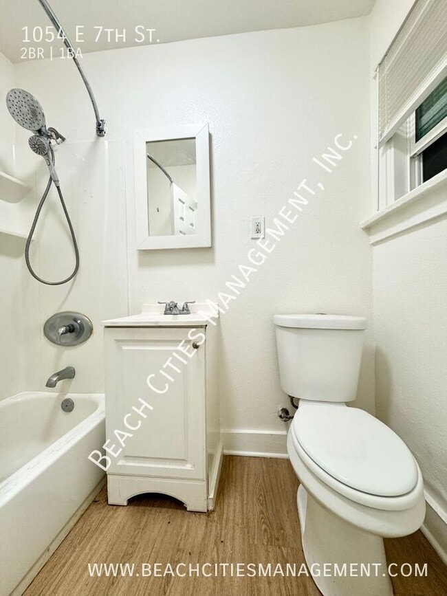 Building Photo - 1054 E 7th St