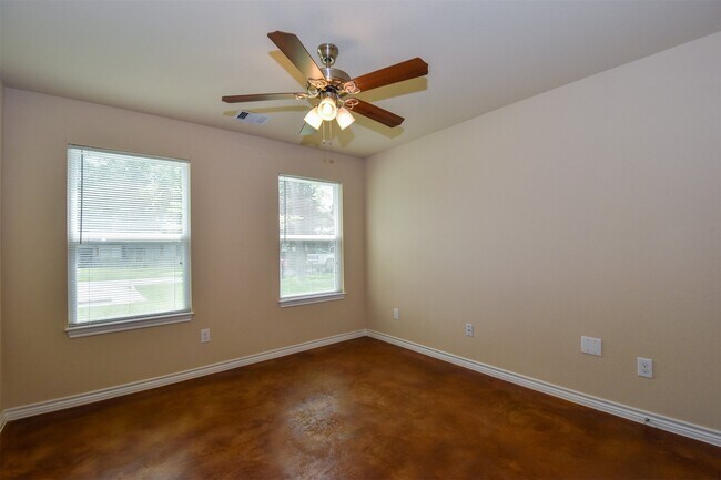 Building Photo - 1105 Parkhurst Ave