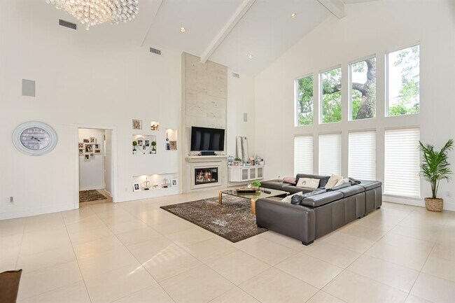 Building Photo - 8911 Birdwood Ct
