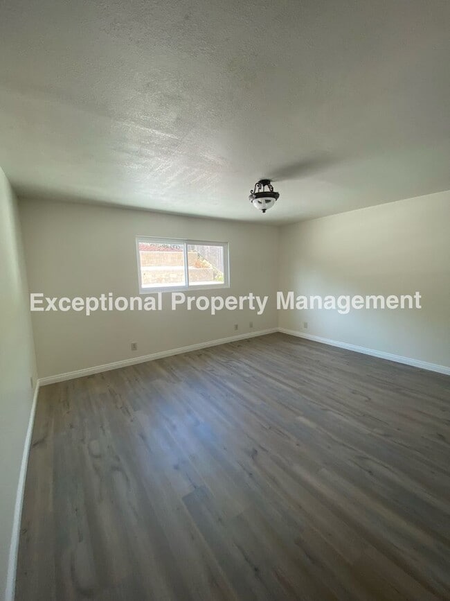 Building Photo - Great 4 bedroom 2 bath single story home