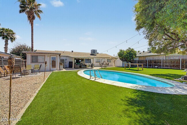 Building Photo - 2208 W San Miguel Ave