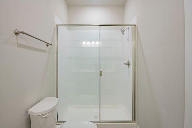 Building Photo - AVAILABLE NOW! GORGEOUS 4 BEDROOM DUPLEX L...
