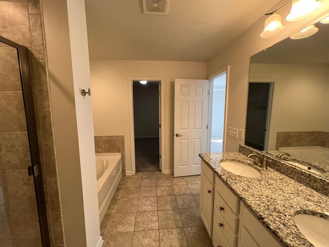 Building Photo - 4 Bedroom 3 Bath - Gorgeous Backyard in Le...