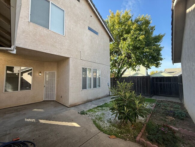 Building Photo - 4 bed 2.5 bath 2 story home available now!