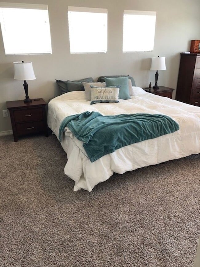 Building Photo - Beautiful 3 bed, 3 bath Townhome in West W...