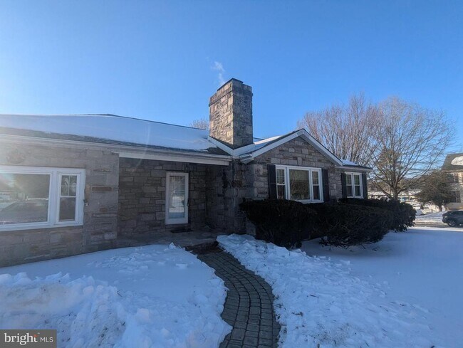 Building Photo - 1330 Park Ave