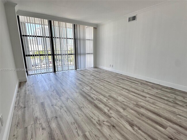 Building Photo - 800 Parkview Dr