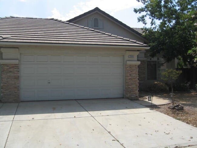Building Photo - N.E. Fresno Newer Home, 3 car Garage, Like...