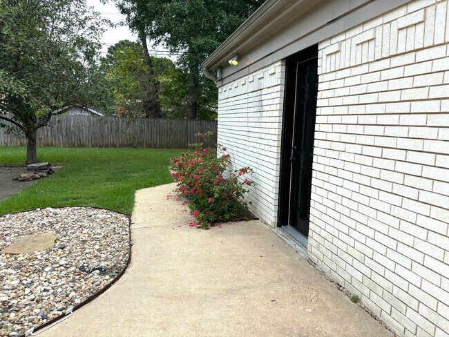 Building Photo - 4 Bedroom Home for Rent!